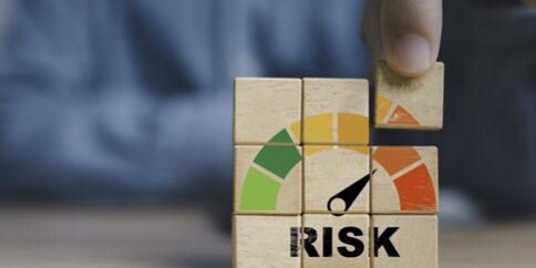 Risiko_hoch_Holzkloetze